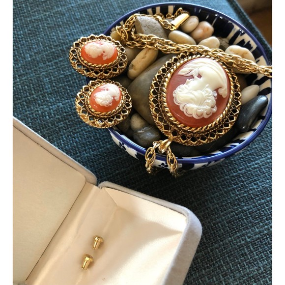 Vintage Statement Cameo Necklace & Earrings Set Gold Chain Resin 1970 - Picture 10 of 12